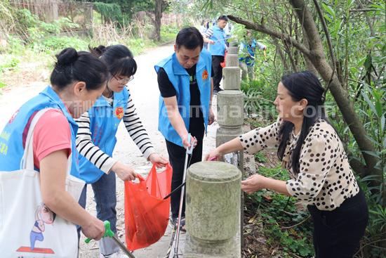 “漓江卫士，共守碧水蓝天”党建品牌联创共建活动中，桂林市和象山区人大常委会机关党员志愿者清理漓江岸垃圾。蒙鸿莉摄